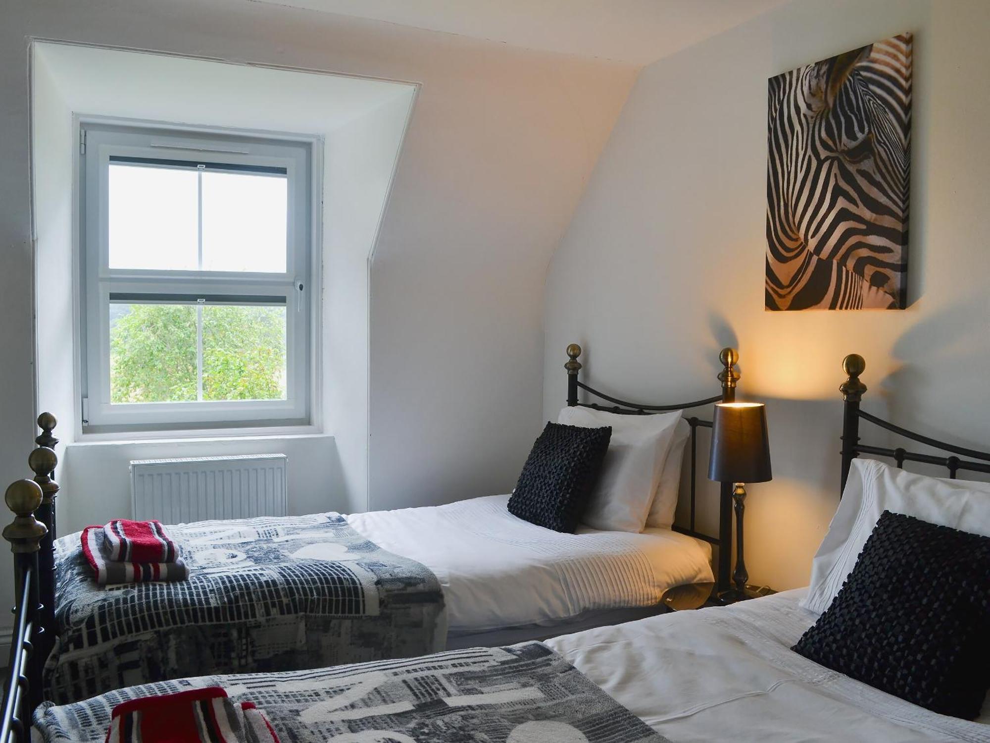 Belladrum Checkers Cottage - Beaufort Estate מראה חיצוני תמונה